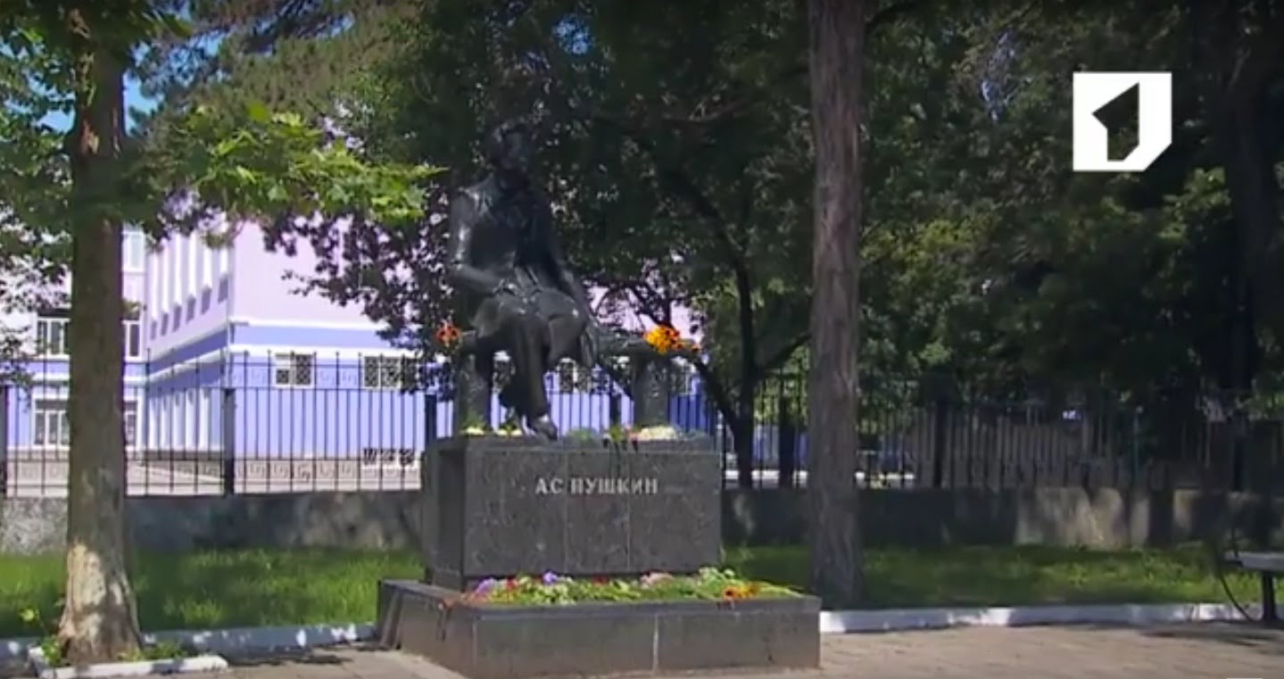 Бендеры видео. Пушкин Бендеры. Памятник Пушкина Бендеры. Памятник а. с. Пушкину (Бендеры). Бендеры и Потемкин памятник.