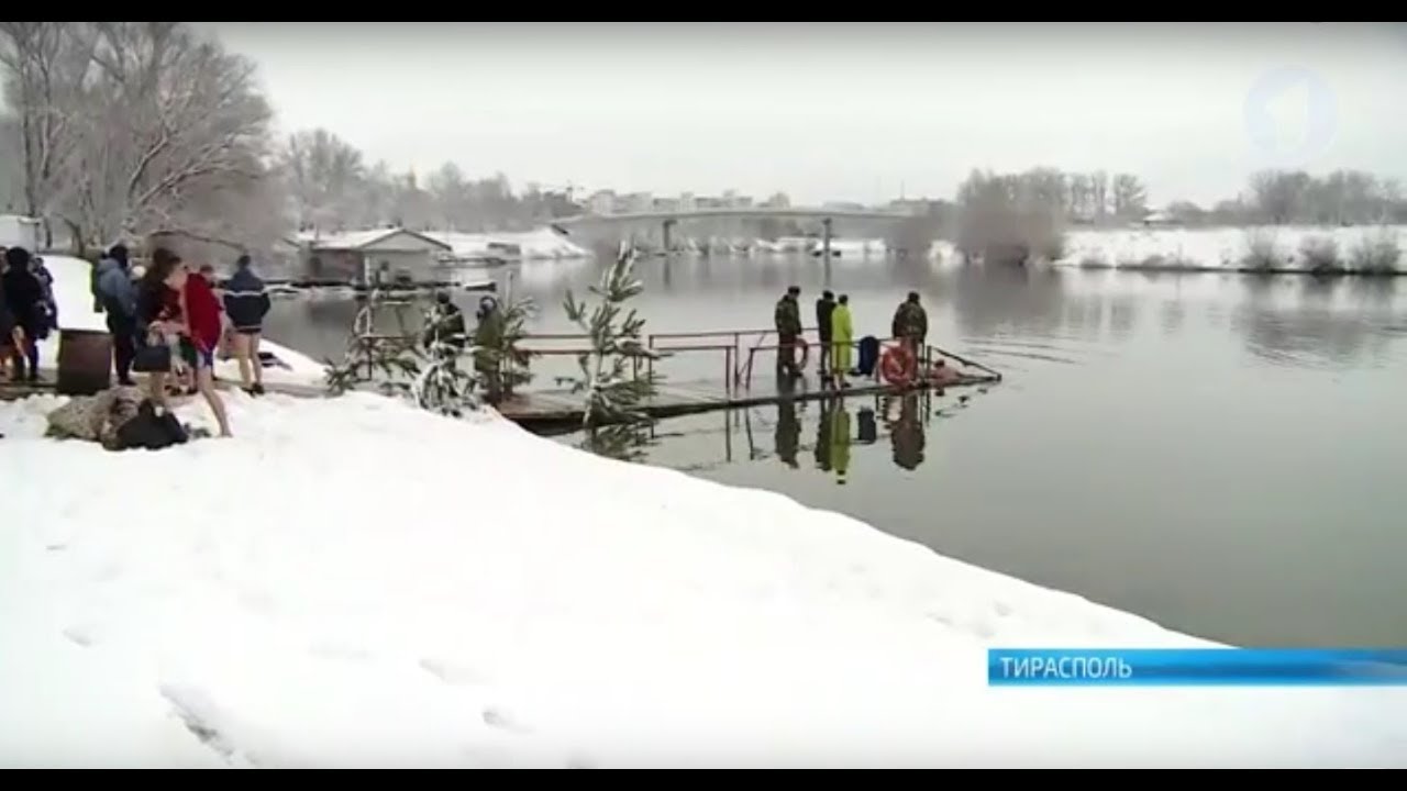 Крещенские купания на столичном пляже | Первый Приднестровский