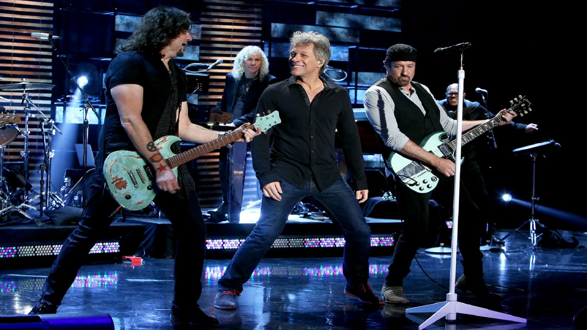 Новости музыки сегодня. Бон Джови группа. Бон Джови фото группы. Bon Jovi американская рок-группа. Джон Бон Джови на концерте.