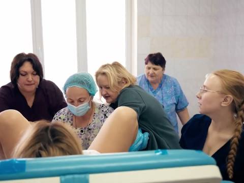 Тишина, крик, жизнь: репортаж из родильного зала / Здравствуйте