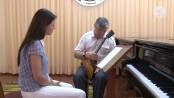 Учиться никогда не поздно: осваиваем игру на балалайке / Утренний эфир