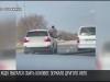 На ходу пытался сбить боковое зеркало другого авто. Инцидент на дороге