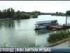 На теплоходе снова заиграла музыка